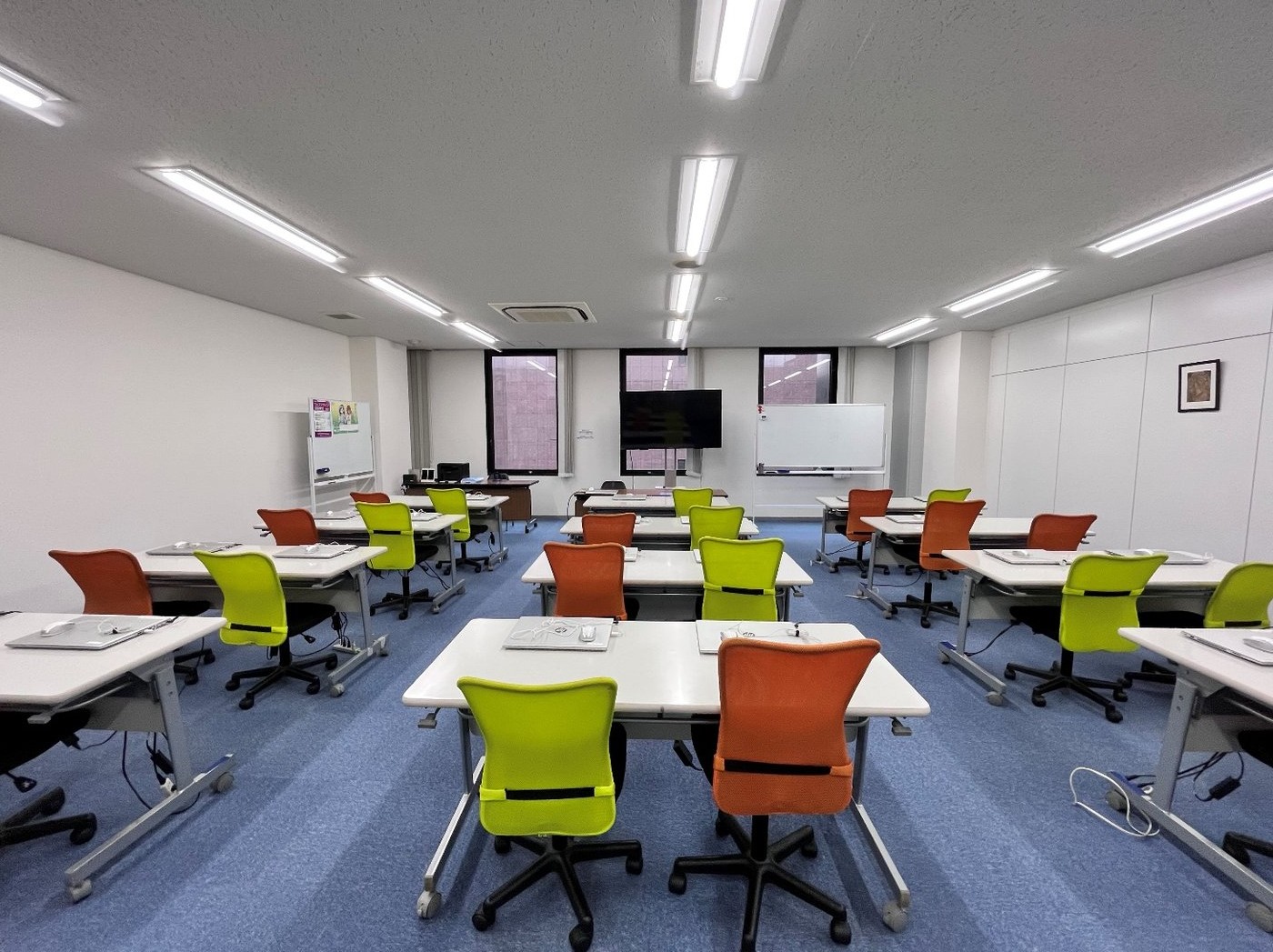 広い教室（オレンジ・グリーンの椅子）